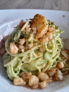 Una foto de Spaghetti con crema di friggitelli e gamberi