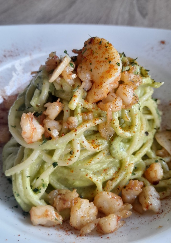 Una foto de Spaghetti con crema di friggitelli e gamberi