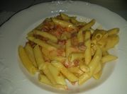 Una foto de macarrón con bacon y nata