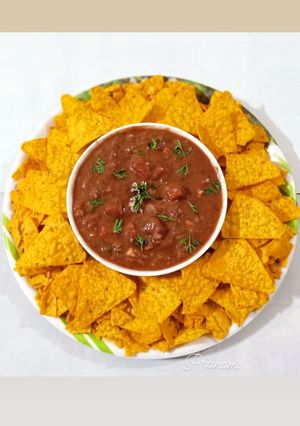 A picture of Mexican Salsa with nachos.
