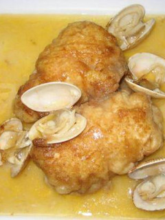 Una foto de Lenguado relleno de langostinos con almejas