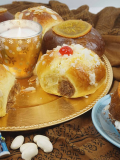 Una foto de Roscón de reyes de naranja y chocolate