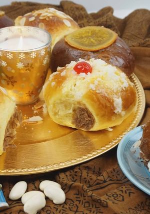 Una foto de Roscón de reyes de naranja y chocolate