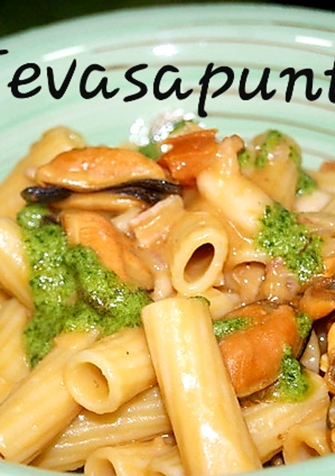 Una foto de Macarrones (tortiglioni) con mejillones 🐚 🍅 🥓🌶 💚