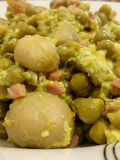 Una foto de Guisantes con champiñones, jamón y huevos