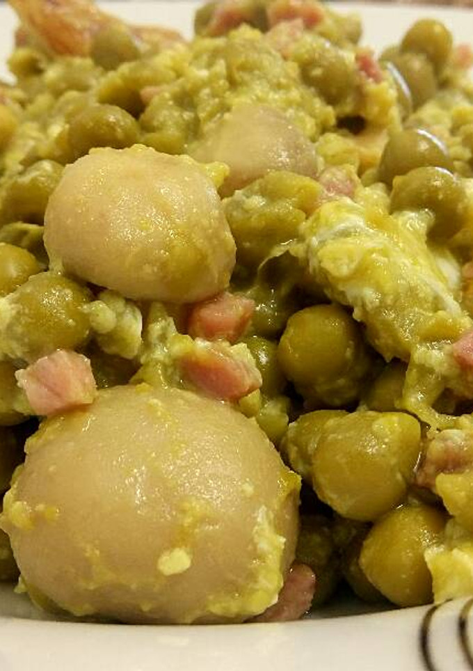 Una foto de Guisantes con champiñones, jamón y huevos