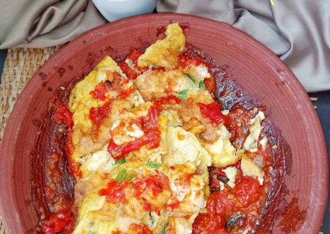 Ternyata begini loh! Resep  bikin Telur Dadar Sambal Geprek/penyet yang nikmat