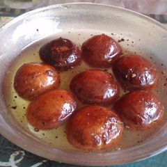 A picture of Shakarkand ke gulab jamun.