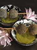 Polpette di nasello e nero di seppia con maionese di avocado