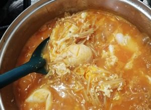 Una foto de Sopa de fideo con huevos