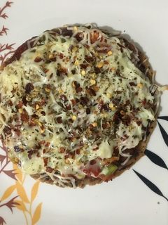 ભાખરી પીઝા (Bhakhri Pizza Recipe In Gujarati) રેસીપી મુખ્ય ફોટો
