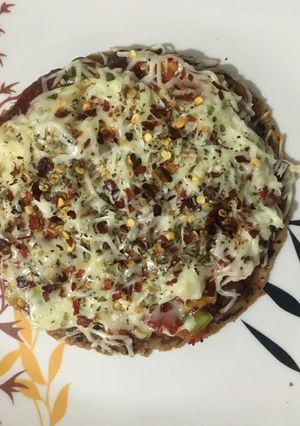 ભાખરી પીઝા (Bhakhri Pizza Recipe In Gujarati) રેસીપી મુખ્ય ફોટો