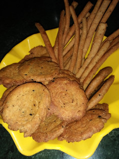 आटे की खस्ता मठरी और स्लाइड (aate ki khasta mathri aur slide recipe in Hindi) रेसिपी मुख्य फोटो