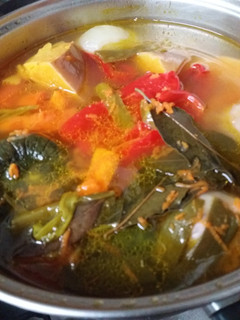 Una foto de Caldo de vegetales... 🥕🌽🍅