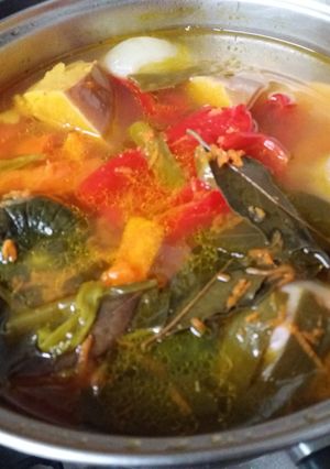 Una foto de Caldo de vegetales... 🥕🌽🍅