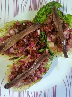 Una foto de Cogollos de Tudela a la plancha con anchoas de Santoña y vinagreta de tomate seco