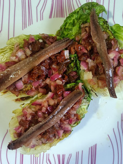Una foto de Cogollos de Tudela a la plancha con anchoas de Santoña y vinagreta de tomate seco