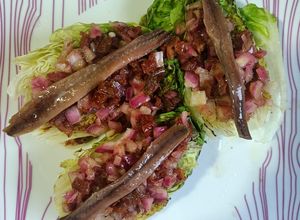 Una foto de Cogollos de Tudela a la plancha con anchoas de Santoña y vinagreta de tomate seco