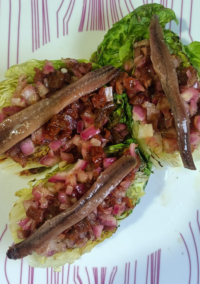 Una foto de Cogollos de Tudela a la plancha con anchoas de Santoña y vinagreta de tomate seco