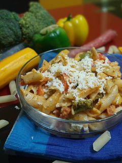पिंक सॉस पास्ता (व्हेज) (pink sauce pasta recipe in marathi) रेसिपी चे मुख्य फोटो