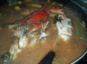 Una foto de Caldo de pescado con jaiba