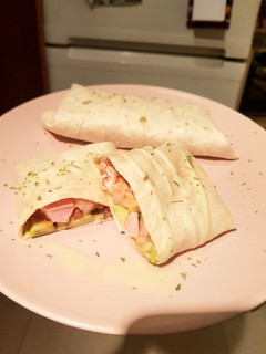 Una foto de Burritos de pollo y aguacate