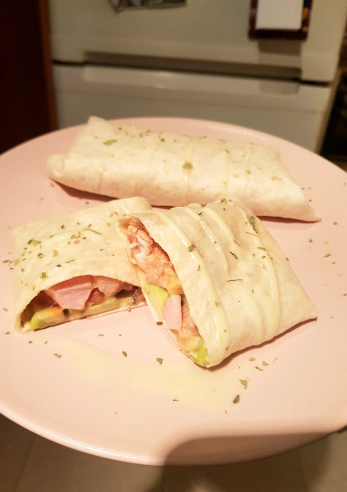 Una foto de Burritos de pollo y aguacate