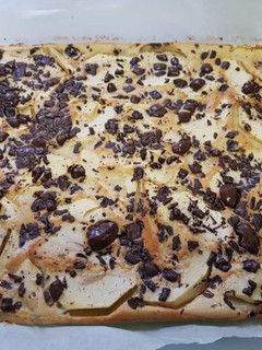 Una foto de Torta de manzana y chocolate 🍏🍫😋