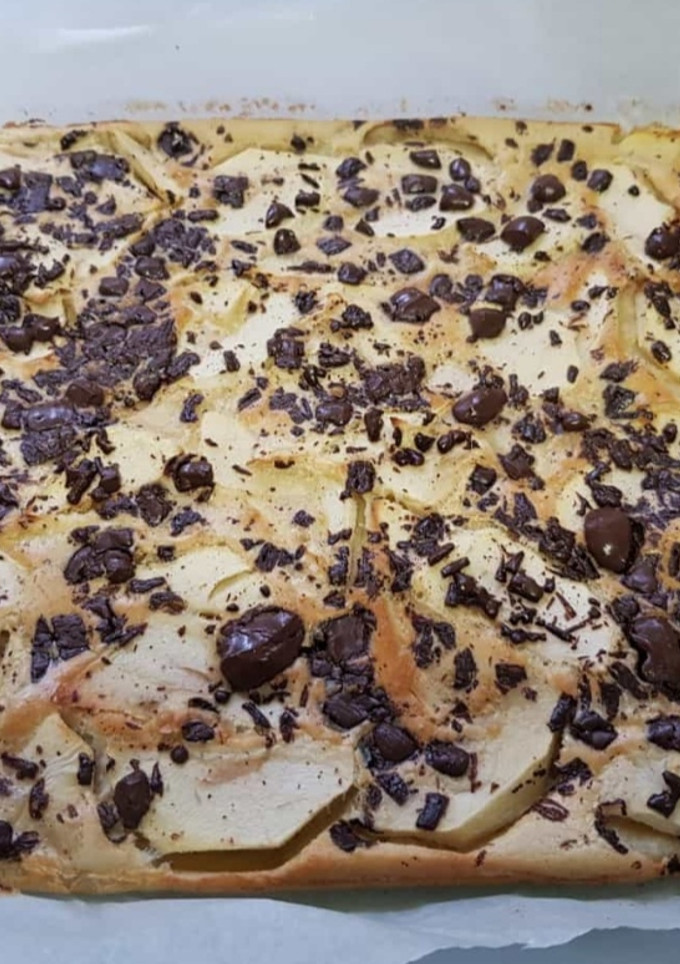 Una foto de Torta de manzana y chocolate 🍏🍫😋