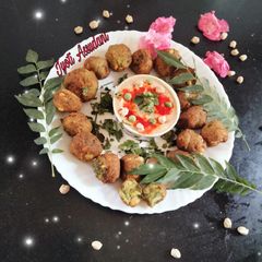 A picture of Falafel 🧆🧆🥙.