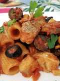 Mezze Maniche con Pesce Spada Fresco, Pomodorini Freschi e Olive Nere