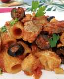 Mezze Maniche con Pesce Spada Fresco, Pomodorini Freschi e Olive Nere