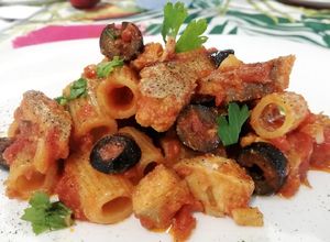 Foto di Mezze Maniche con Pesce Spada Fresco, Pomodorini Freschi e Olive Nere