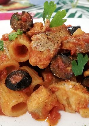 Foto di Mezze Maniche con Pesce Spada Fresco, Pomodorini Freschi e Olive Nere