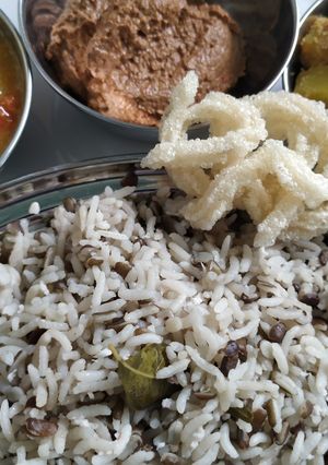 தொலி உளுந்தம் பருப்பு சாதம் (Uluthamparuppu Satham Recipe in Tamil) செய்முறை முக்கிய புகைப்படம்