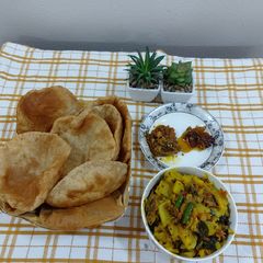 A picture of Fennel and mint potato with poori.