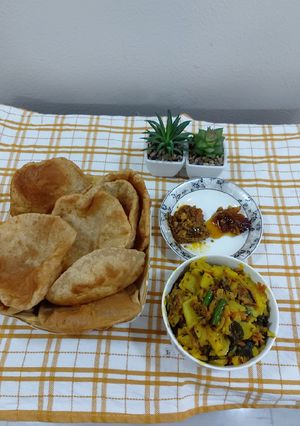 A picture of Fennel and mint potato with poori.