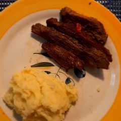 Una foto de Plateada con puré de papas