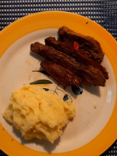 Una foto de Plateada con puré de papas