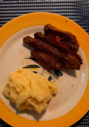 Una foto de Plateada con puré de papas