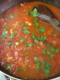 Una foto de Salsa de tomates frescos, ajo y albahaca