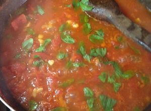 Una foto de Salsa de tomates frescos, ajo y albahaca