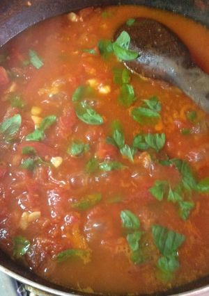 Una foto de Salsa de tomates frescos, ajo y albahaca