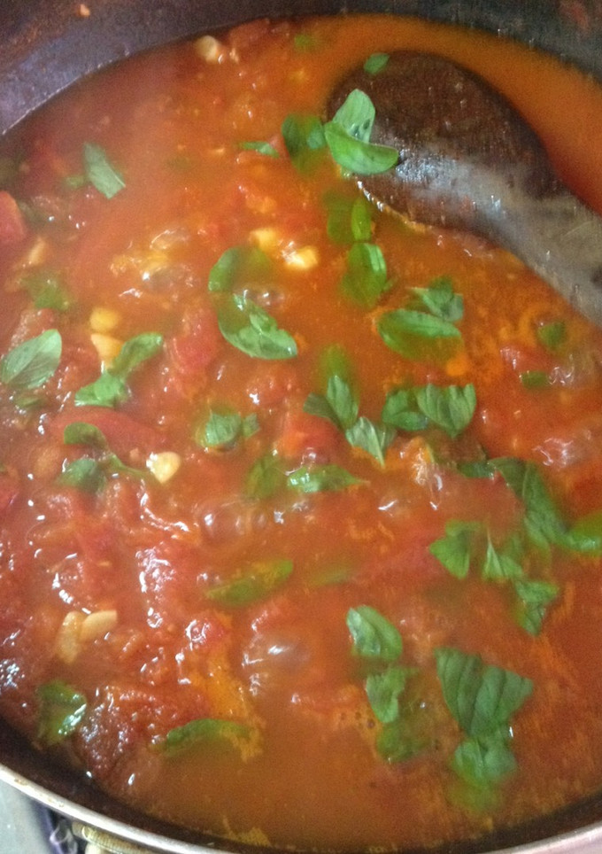 Una foto de Salsa de tomates frescos, ajo y albahaca