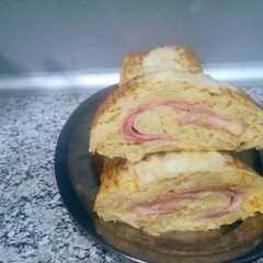 Una foto de Brazo de gitano de patata jamón york y queso