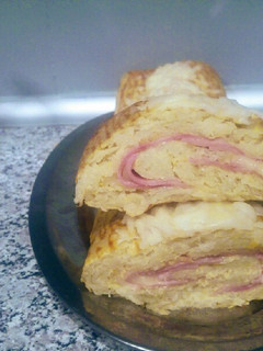 Una foto de Brazo de gitano de patata jamón york y queso