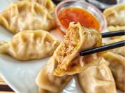 Una foto de rellenos gyozas