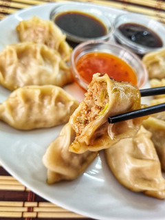 Una foto de Gyozas rellenas con carne de cerdo