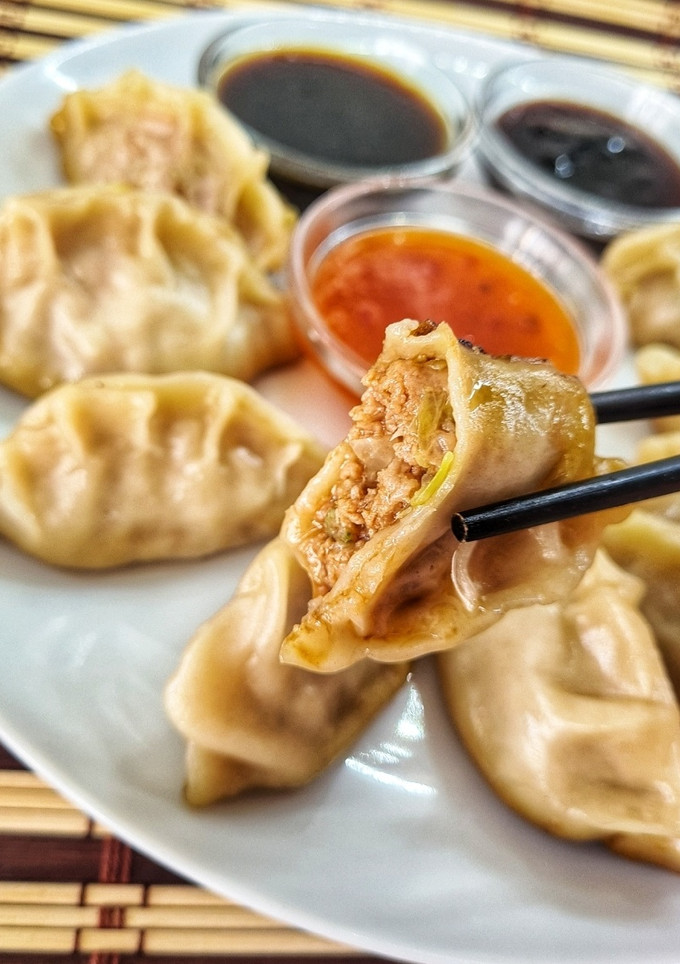 Una foto de Gyozas rellenas con carne de cerdo
