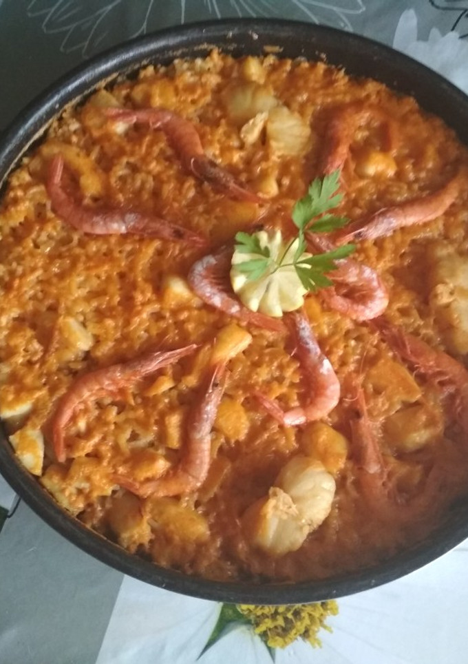 Una foto de Arroz con rape, calamar y gambas